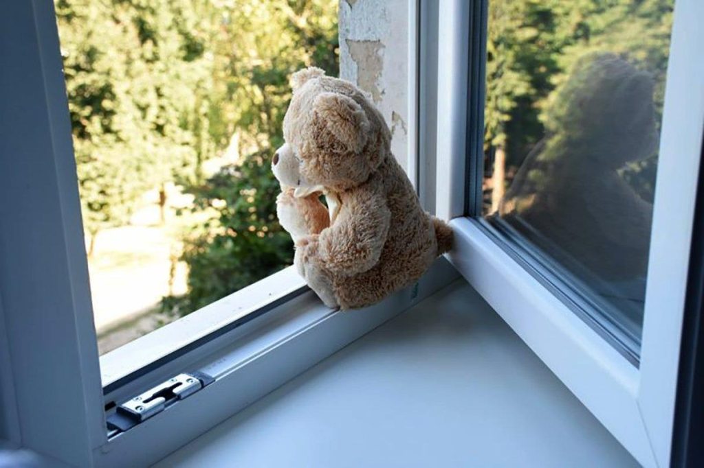 Безопасность детей дома. Как сделать безопасные окна для детей?